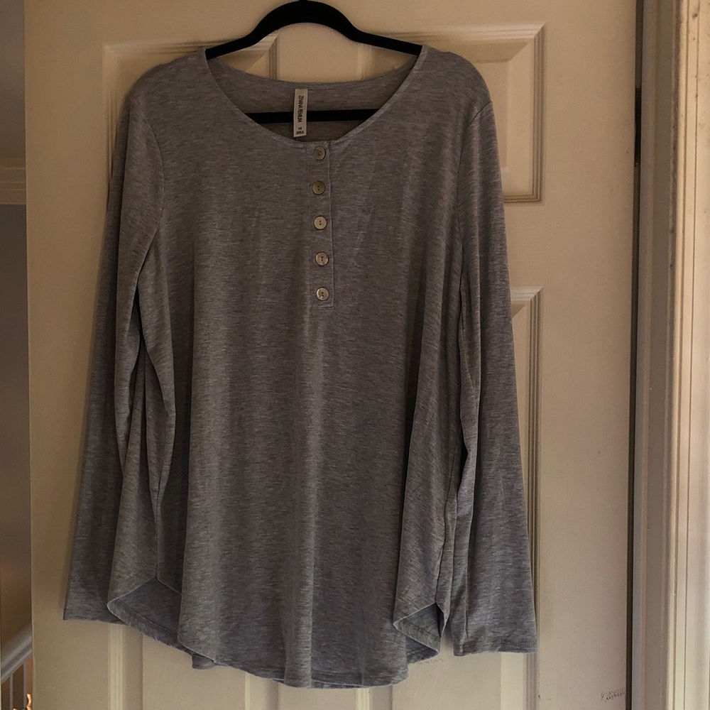 Women’s Gray Long-Sleeve Henley Top with Button Placket